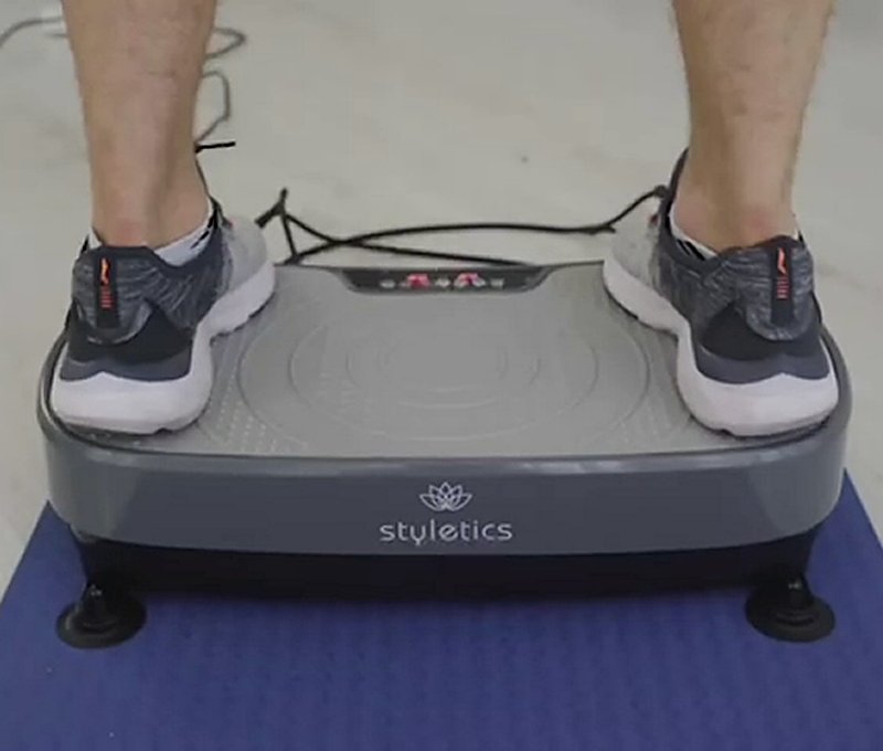 Compact platformunun üzerinde duran ayaklar